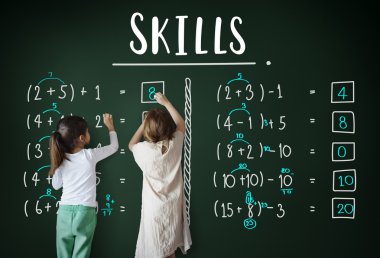 Yazı tahtası üzerinde çizim kızlar
