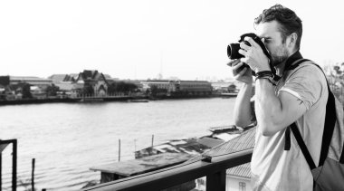 Kamera bir adamla sokakta