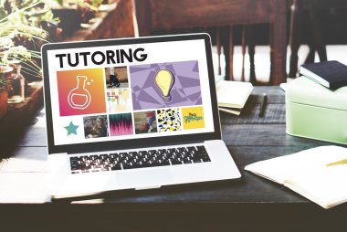 ahşap masa üstünde açılan laptop