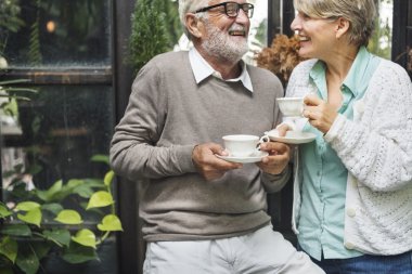 yaşlı çift çay içme