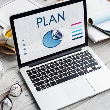 ekrandaki bilgileri ile dizüstü bilgisayar