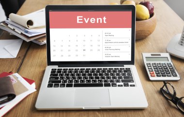 ekrandaki bilgileri ile dizüstü bilgisayar