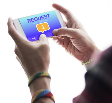 delikanlı ellerinde smartphone ile 