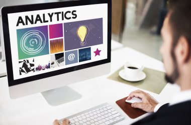 bilgisayarda çalışan adam