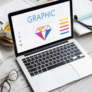 Ofis Masası üstünde laptop 