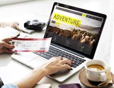 Dizüstü bilgisayarla çalışan kadın.