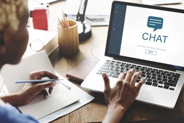 Sohbet ile dizüstü bilgisayar üzerinde çalışan kadın