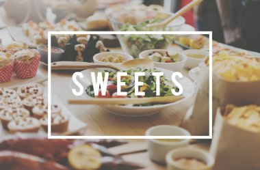 Masa çeşitli lezzetli yiyecek dolu 