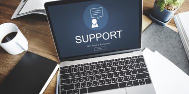 ahşap masa üstünde açılan laptop