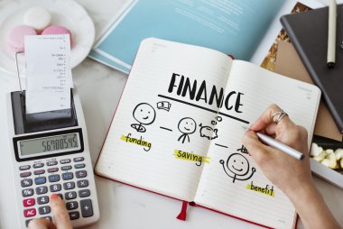 Günlüğe notlar yazan kadın