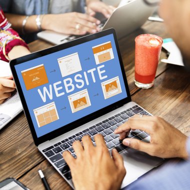 Laptop klavyesinde yazan kişi