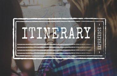 seyahat etmek harita ile kafede oturan arkadaşlar