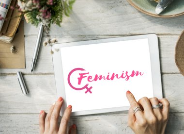 Dijital tablet kullanan kişi