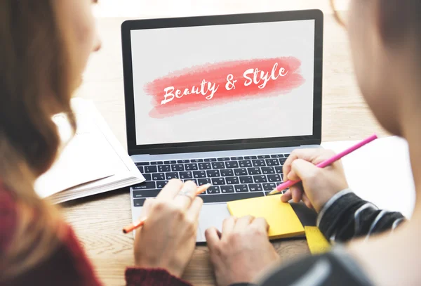 Duas meninas usando laptop — Fotografia de Stock