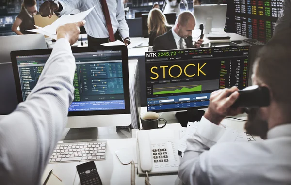 Berufstätige Geschäftsleute und Aktien — Stockfoto