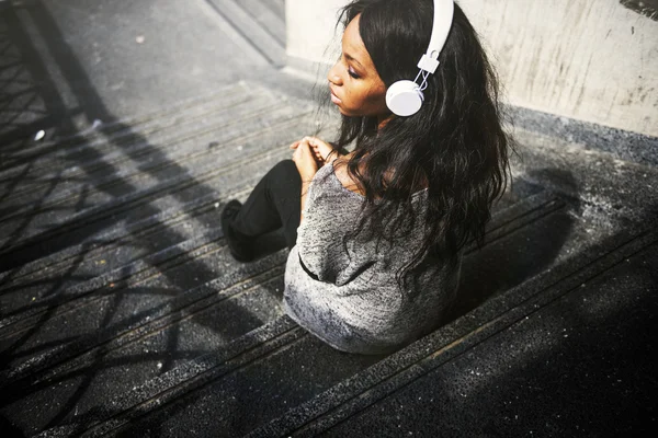 Poslech hudby žena v sluchátka — Stock fotografie