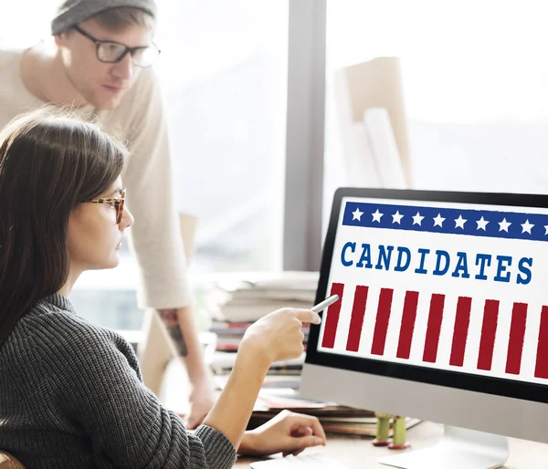 Kvinna visar på monitor med kandidater — Stockfoto