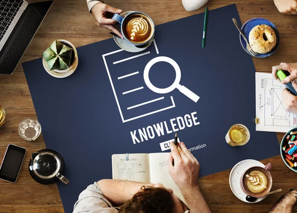 Стол с плакатом с Knowledge — стоковое фото