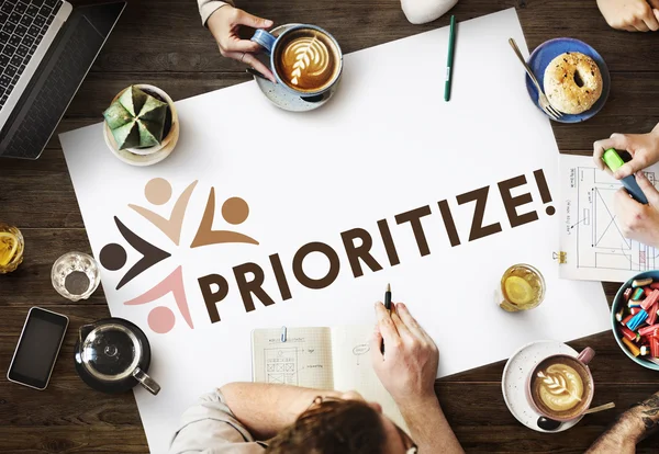 Tabel met poster met Prioritize — Stockfoto