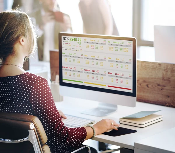 Zakenvrouw werken op de computer met de beurs — Stockfoto