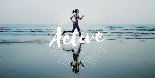 Woman in leggings running on beach — Stock Photo, Image