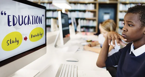 Kinderen studeren met computer — Stockfoto