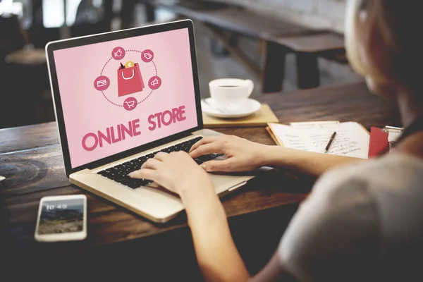 Frau arbeitet mit Computer im Café — Stockfoto