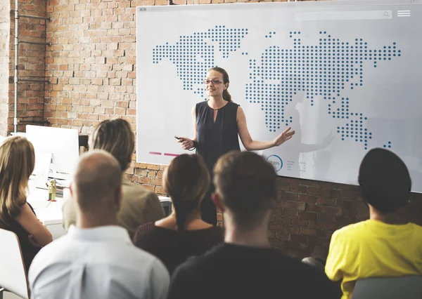 Personas en conferencia con mapa global — Foto de Stock