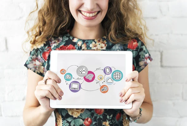 Menina com tablet digital nas mãos — Fotografia de Stock