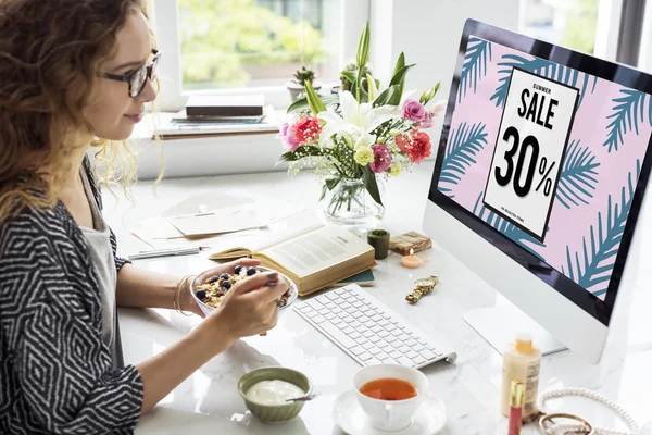 Femme au bureau travaillant avec un ordinateur — Photo