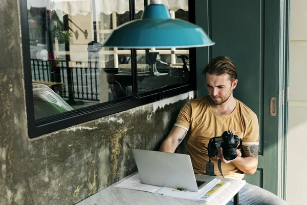 Man with Camera in street — Stock Photo, Image