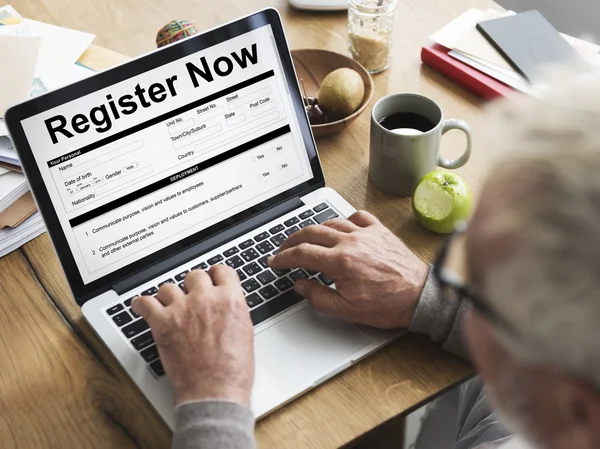 Man met laptop aan tafel — Stockfoto