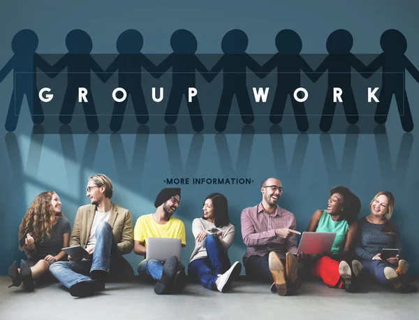 Vrienden van de diversiteit in de buurt van muur met groepswerk — Stockfoto