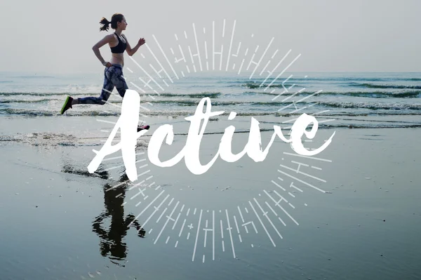 Mujer en polainas corriendo en la playa — Foto de Stock