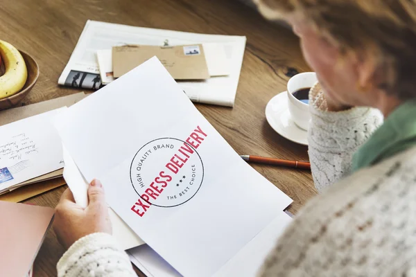 Pedaço de papel com entrega expressa — Fotografia de Stock