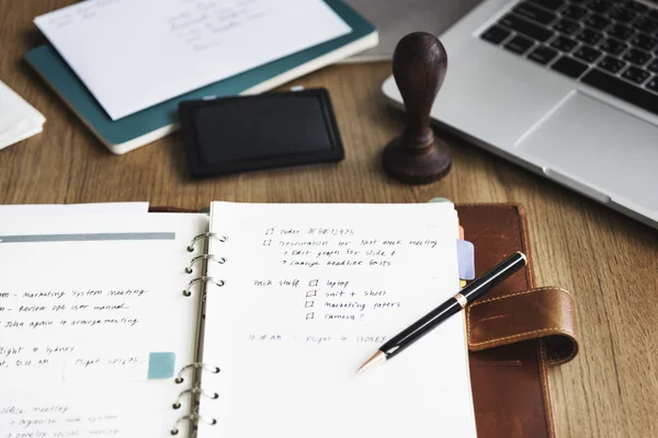 Cuaderno abierto con pluma —  Fotos de Stock