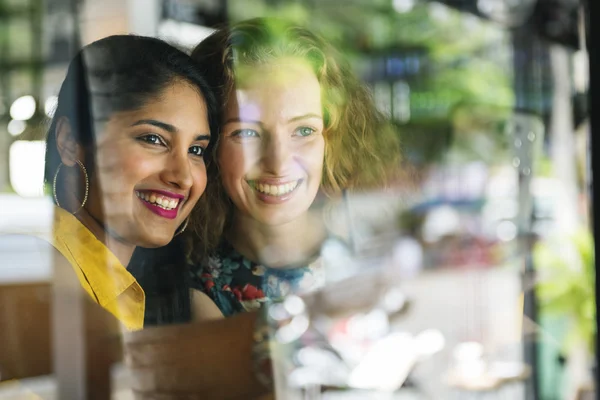 Mujeres haciendo selfie en el teléfono inteligente — Foto de Stock