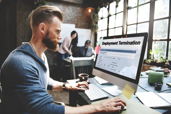 Homem bonito que trabalha com computador — Fotografia de Stock