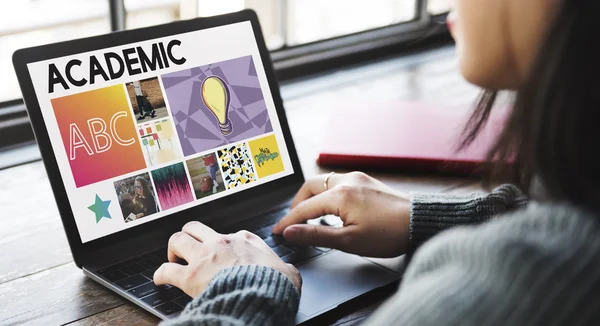 Ragazza in caffè navigando con il computer portatile — Foto Stock