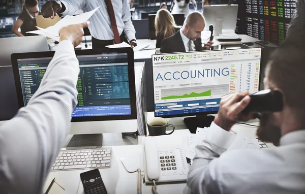Empresarios que trabajan y contabilidad —  Fotos de Stock