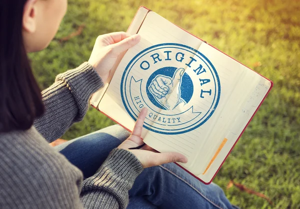 Meisje met dagboek in het park — Stockfoto