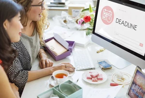 Vrouwen praten en het gebruik van de computer — Stockfoto