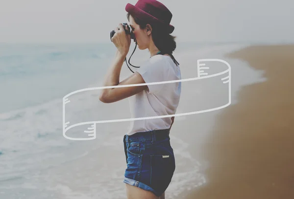 Chica en sombrero haciendo fotos — Foto de Stock