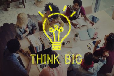 Öğrenciler birlikte beyin fırtınası