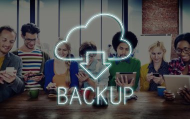 Farklı kişi dijital cihazlar kullanarak 