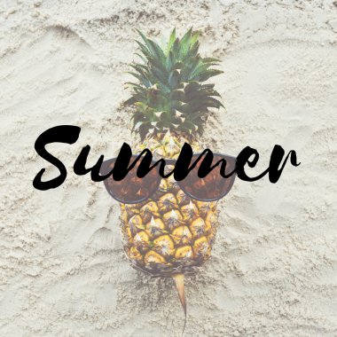 Kum üzerinde komik ananas