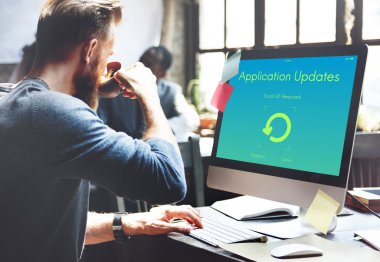 adam içme kahve ve çalışma 