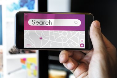 Akıllı telefon tutan adam.