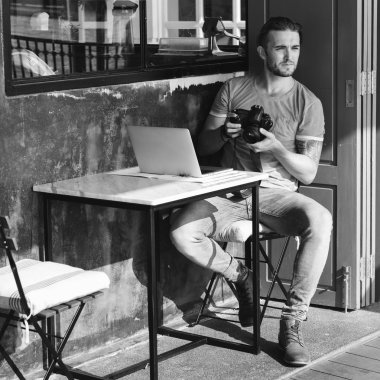 Kamera bir adamla sokakta