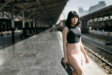 tren istasyonunda güzel Asyalı kadın